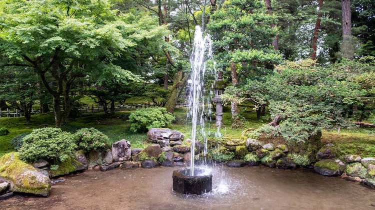 日本最古老的噴水就在兼六園中，以高低地勢差造成水壓，令泉水噴出。