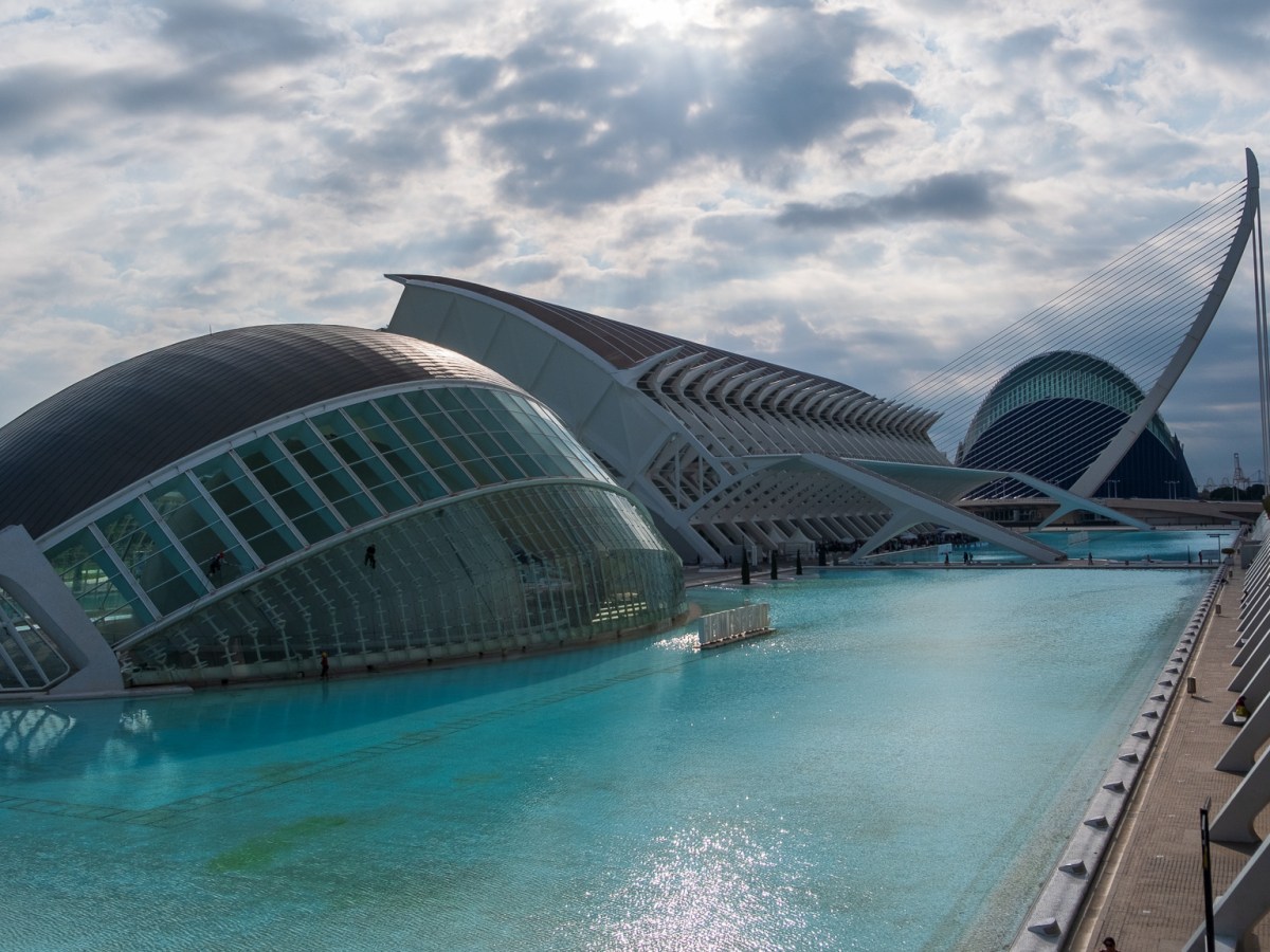 藝術科學城︰乾涸河床上的藝術建築